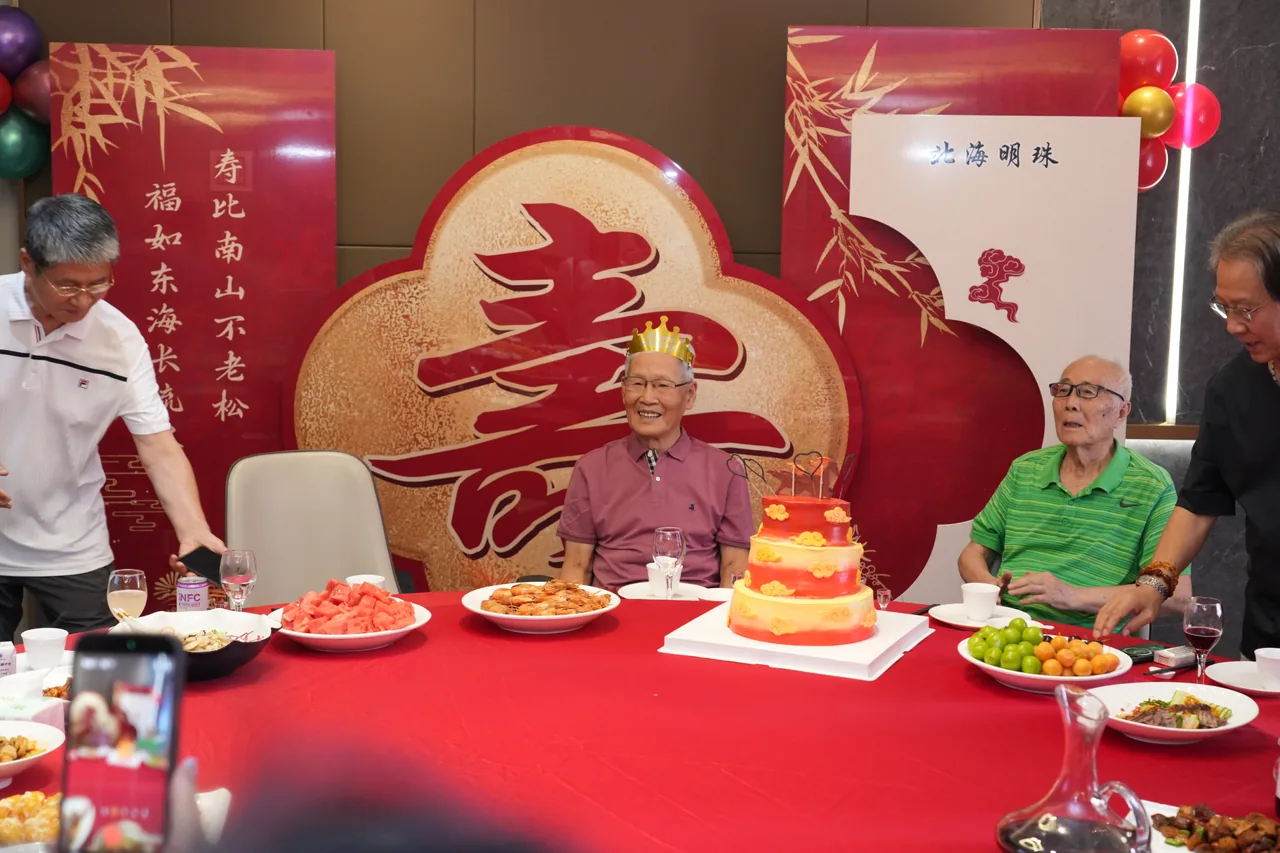316包间的一场寿宴，一家人围坐在一起就是最好的祝福
