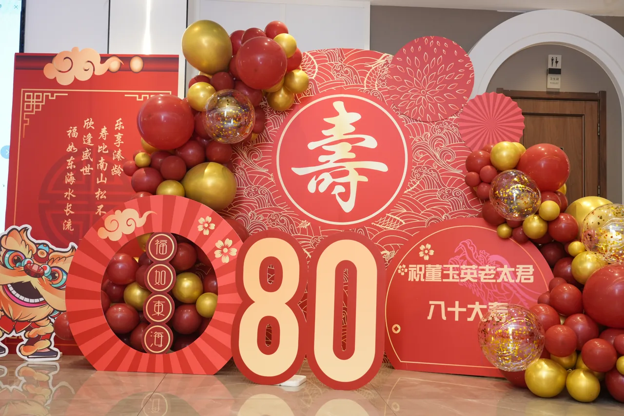 八十大寿的桌上，最先被围观的不是菜，是一筐鸡蛋
