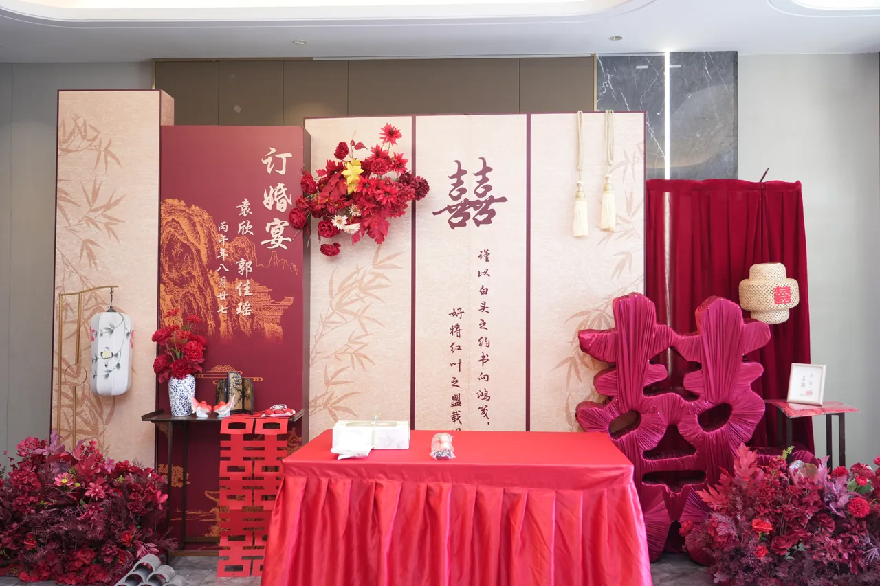 两家人第一次坐在一张桌上，就是订婚这天